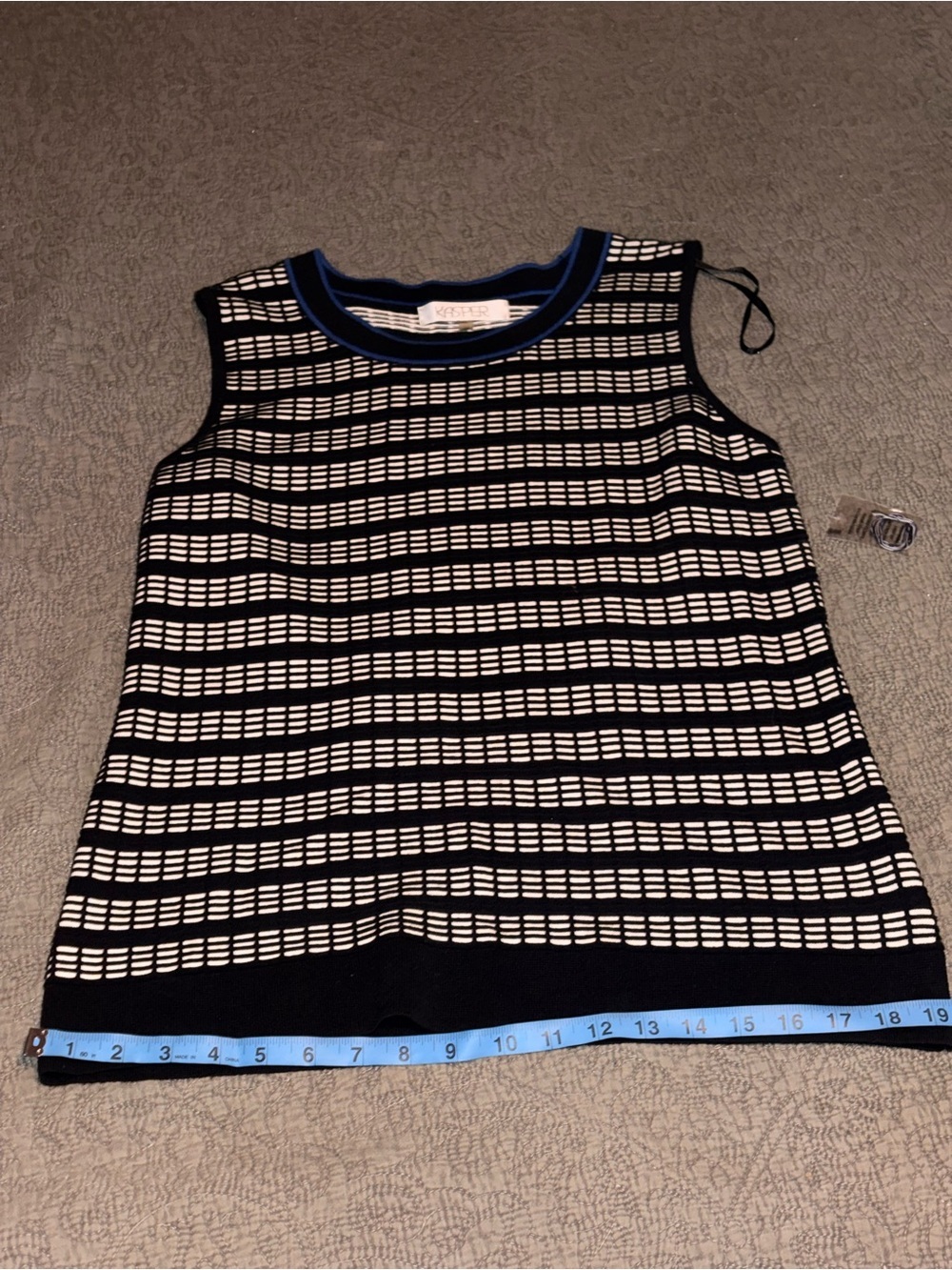 Kasper Black White Blue Sleeveless Knit Top Size Medium Geometric Career nwt - Picture 4 of 6